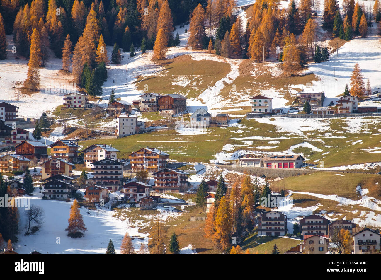 Mountainous landscape with villages of Colle Santa Lucia at the Dolomites in Italy Stockfoto