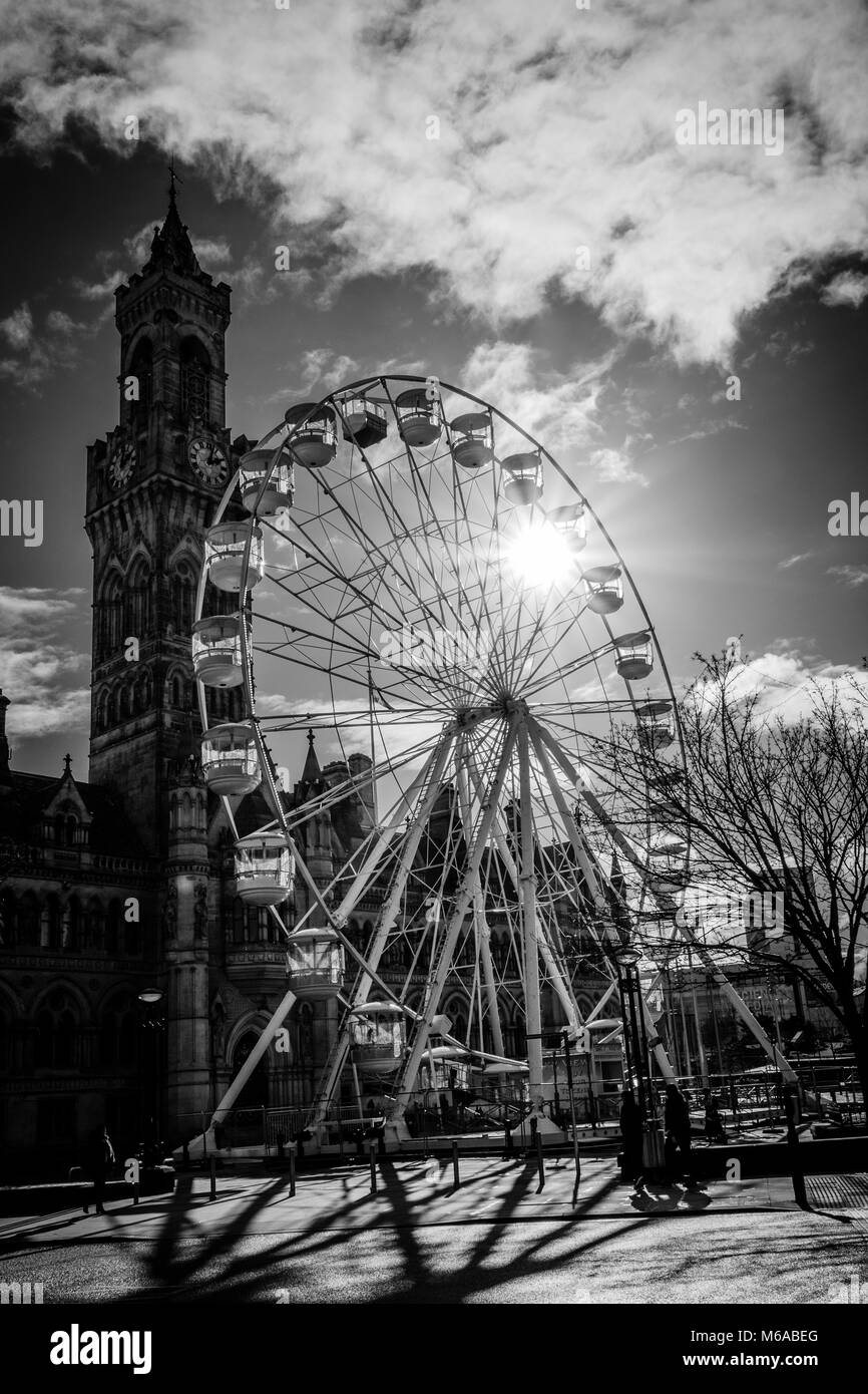 Bradford City Hall, mit einem großen Rad außerhalb in Centenary Square. Stockfoto