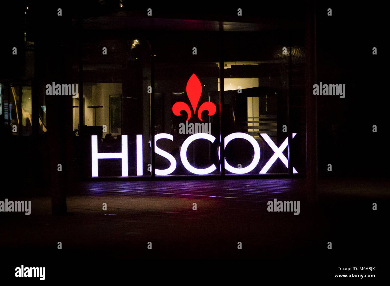 Hiscox Versicherung Logo leuchtet in der Nacht am Eingang des Bürogebäudes in York, Großbritannien Stockfoto