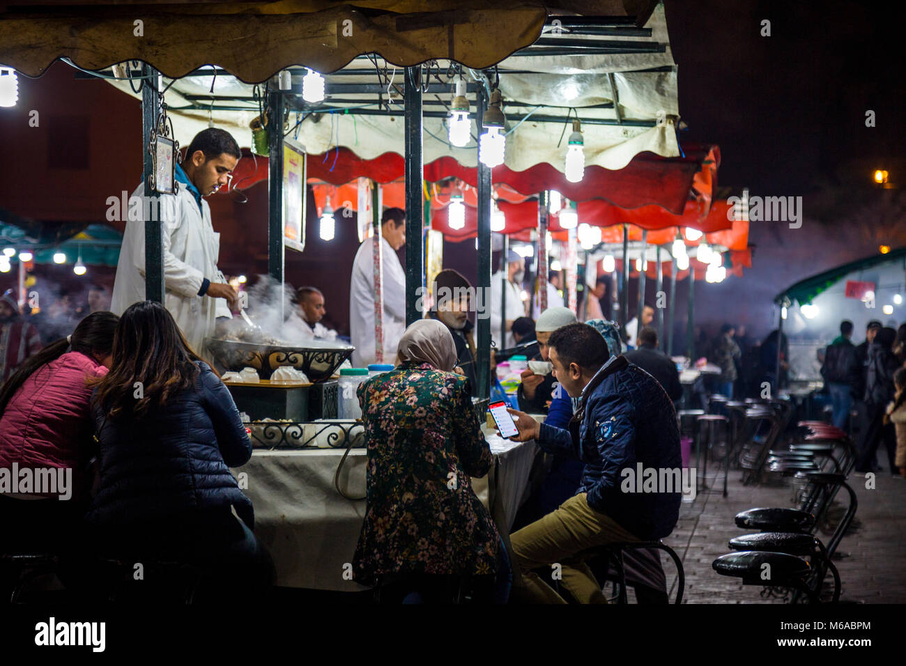 Reihe der Schnecke Anbieter am Jemaa el-Fnaa Lebensmittelmarkt in der Medina in Marrakesch, Marokko Stockfoto
