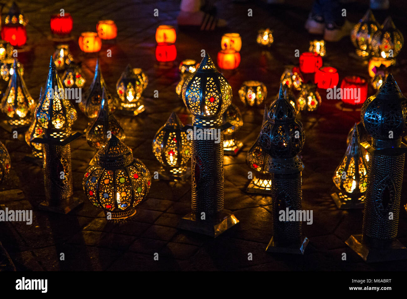 Anzeige der farbenfrohen orientalischen Lampen auf dem Markt in Marrakesch, Marokko Stockfoto