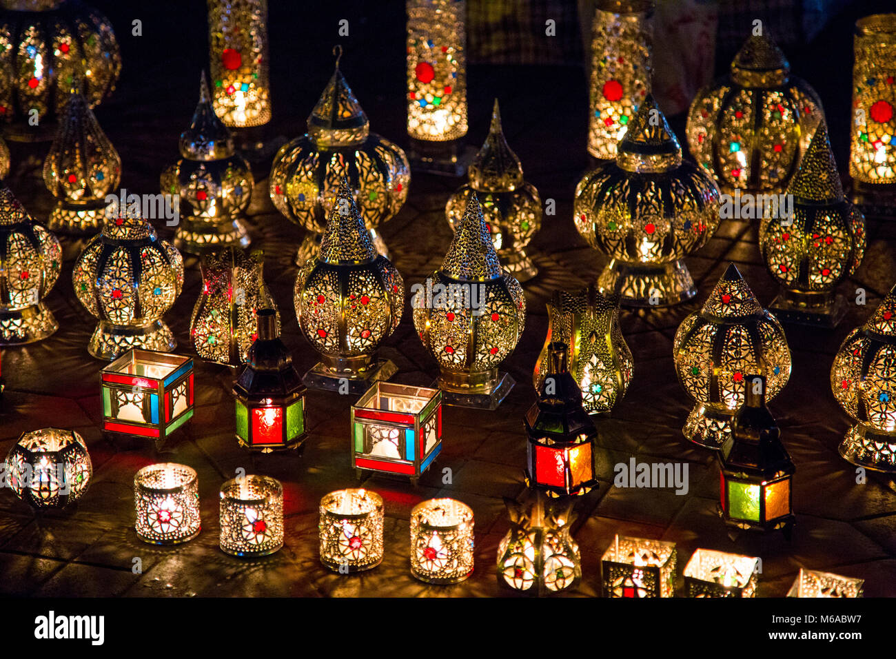 Anzeige der farbenfrohen orientalischen Lampen auf dem Markt in Marrakesch, Marokko Stockfoto