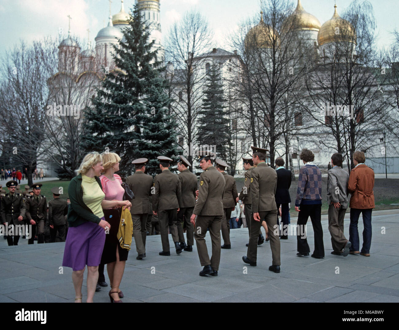 Junge Mädchen flirten mit russischen Soldaten, Russische Armee, Moskau, Russland Stockfoto