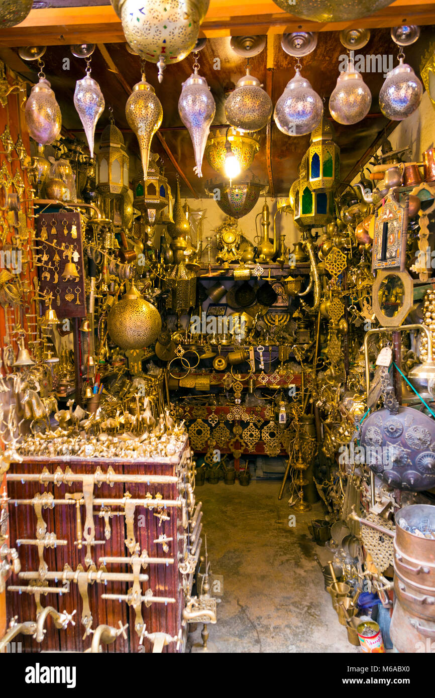 Abschaltdruck Anzeige der orientalische Lampen und Messinggeschirr im Souk (Markt) in Fes, Marokko Stockfoto