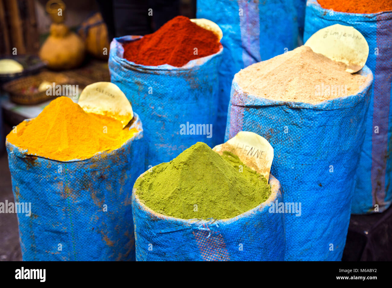 Bunten Gewürzen (Curcumin, Henna und Rote Paprika) für den Verkauf in den Souks (Markt) in Fes, Marokko Stockfoto