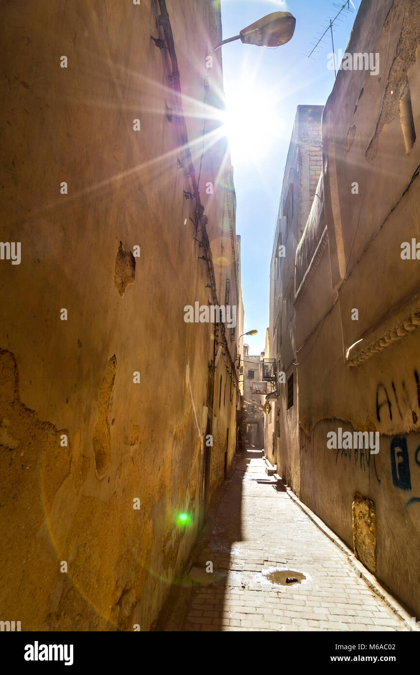 Straße in der Medina von Fes, Marokko Stockfoto