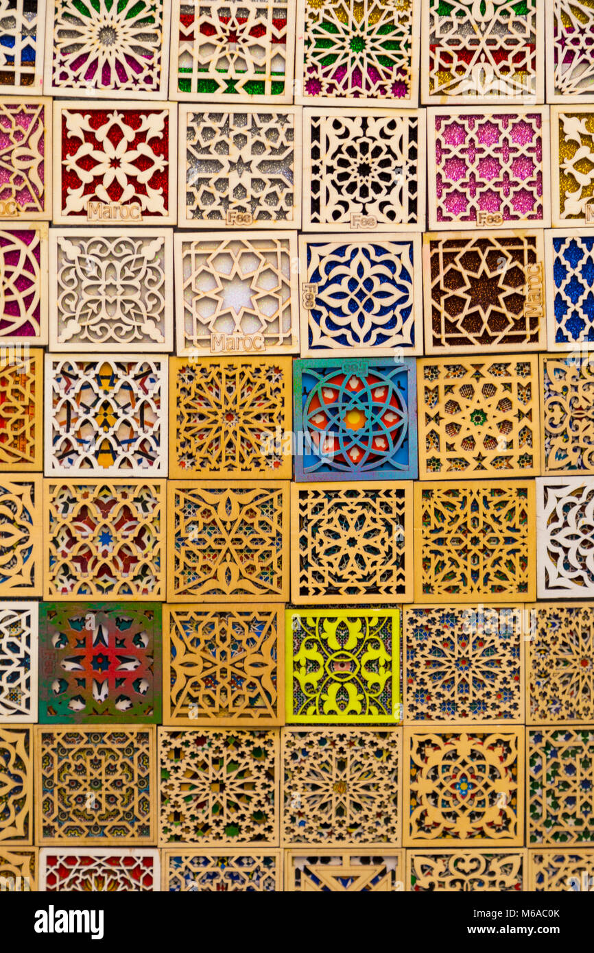 Reich verzierte Marokkanische Souvenirs im Souk (Markt) n Fes, Marokko Stockfoto