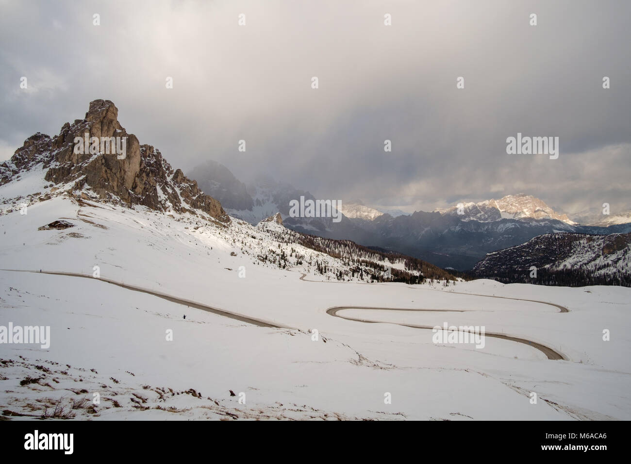 Snowy Mountain Road im Winter Landschaft in der Nähe von Passo Giau in Dolomiten in Italien. Stockfoto
