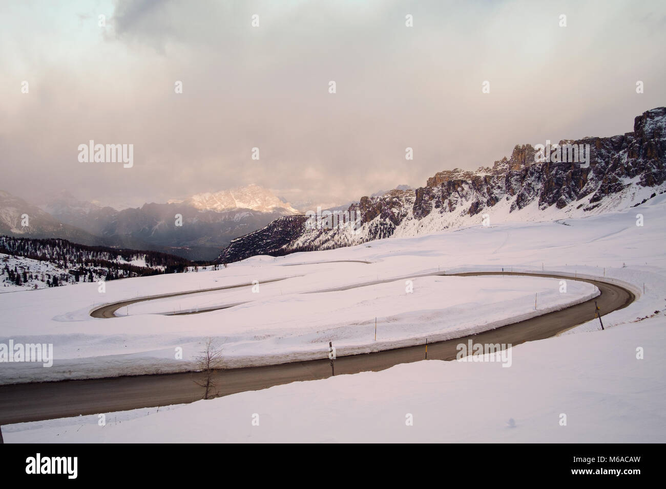 Snowy Mountain Road im Winter Landschaft in der Nähe von Passo Giau in Dolomiten in Italien. Stockfoto