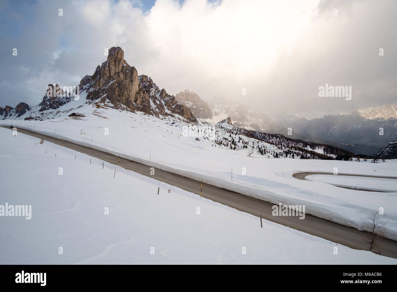 Snowy Mountain Road im Winter Landschaft in der Nähe von Passo Giau in Dolomiten in Italien. Stockfoto