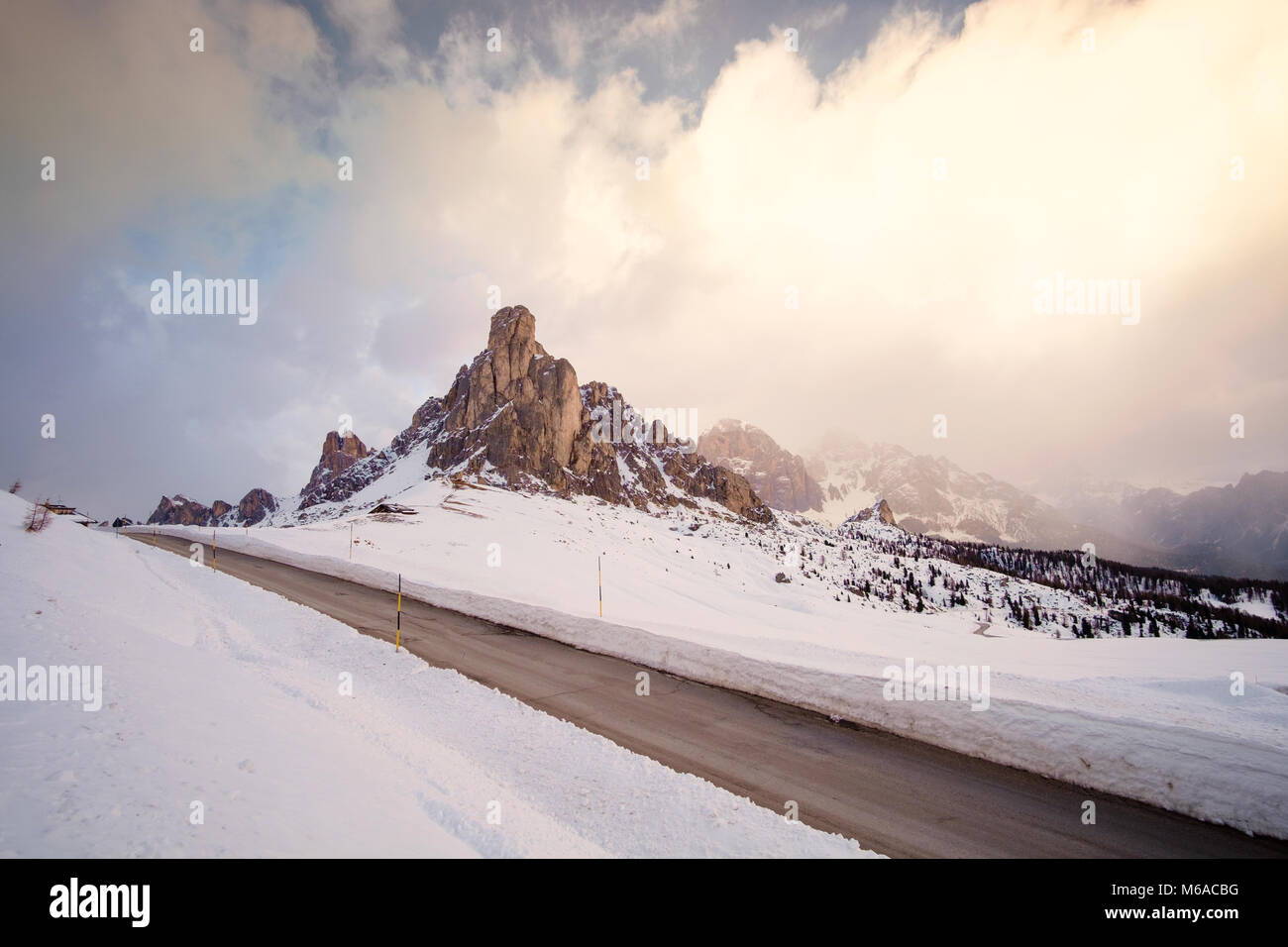 Snowy Mountain Road im Winter Landschaft in der Nähe von Passo Giau in Dolomiten in Italien. Stockfoto