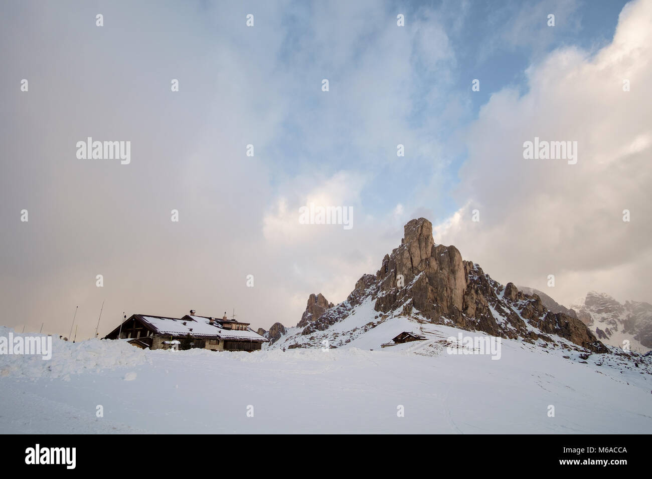 Fantastische Winterlandschaft in der Nähe von Passo Giau - Dolomiten - Italien Stockfoto