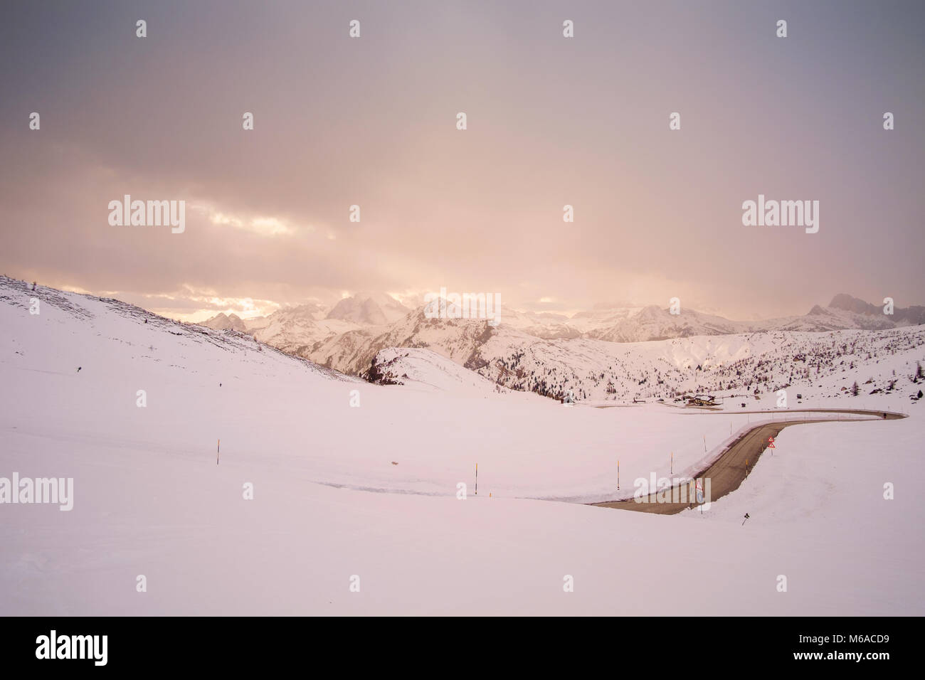 Snowy Mountain Road im Winter Landschaft in der Nähe von Passo Giau in Dolomiten in Italien. Stockfoto