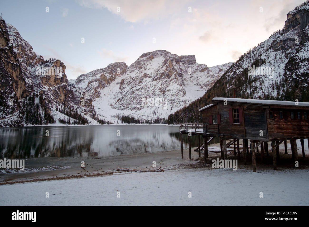 Winter Landschaft am See von Prags in den italienischen Dolomiten. Italien Stockfoto