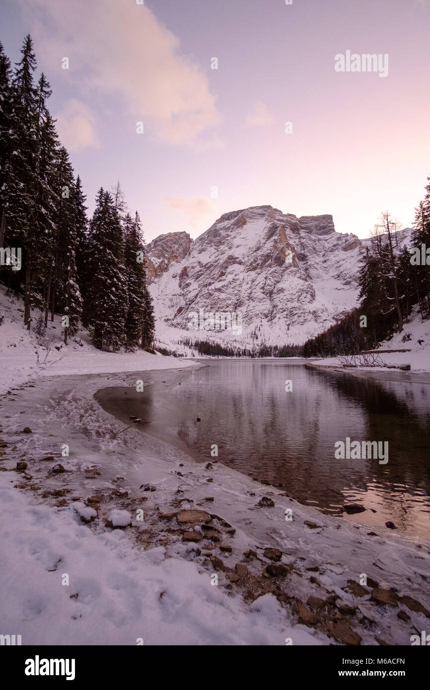 Winter Landschaft am See von Prags in den italienischen Dolomiten. Italien Stockfoto
