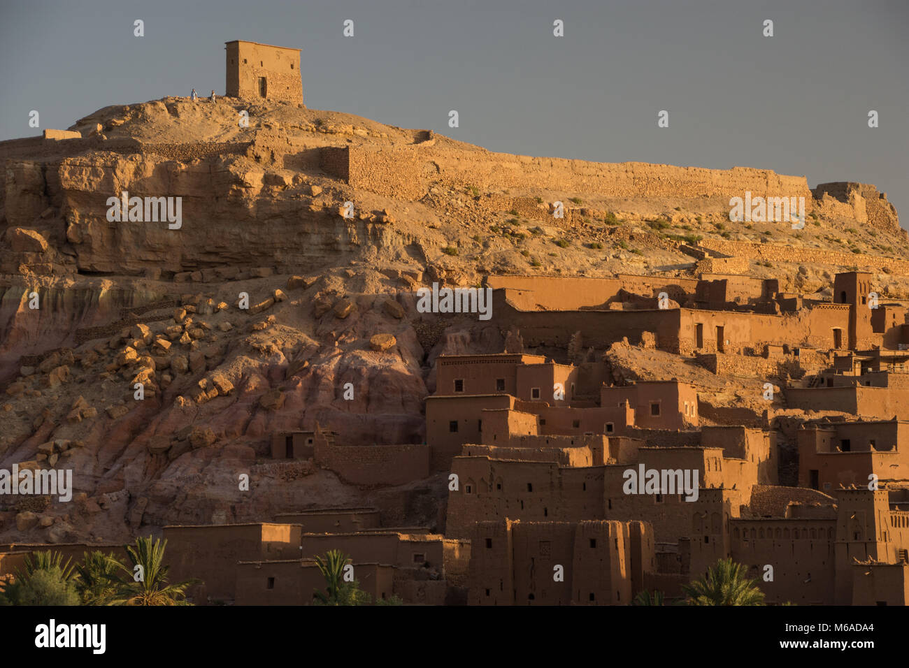 Überreste des agadir (befestigter Getreidespeicher) auf dem Hügel bei Ait Benhaddou, einem UNESCO-Weltkulturerbe in Marokko Stockfoto
