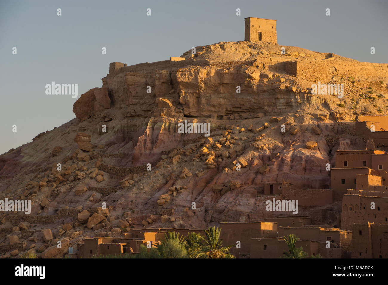 Überreste des agadir (befestigter Getreidespeicher) auf dem Hügel bei Ait Benhaddou, einem UNESCO-Weltkulturerbe in Marokko Stockfoto