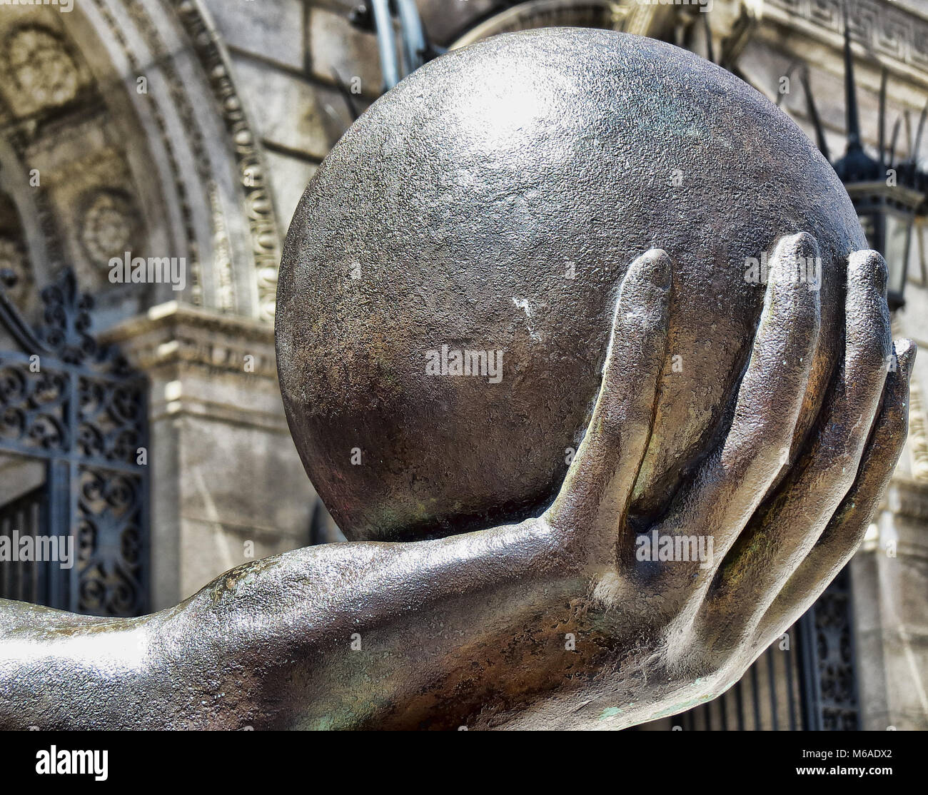 HAND DER STATUE VON WISSENSCHAFT IN BOSTON COPLEY SQUARE Stockfoto