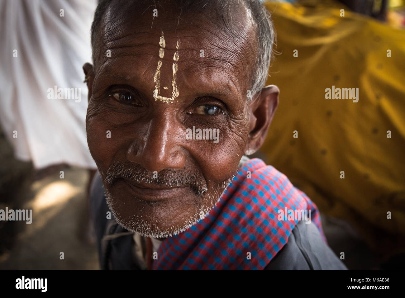 Ein Porträt von einem indischen Mann mit grauem Star in seinen Augen, Sonepur, Indien. Stockfoto