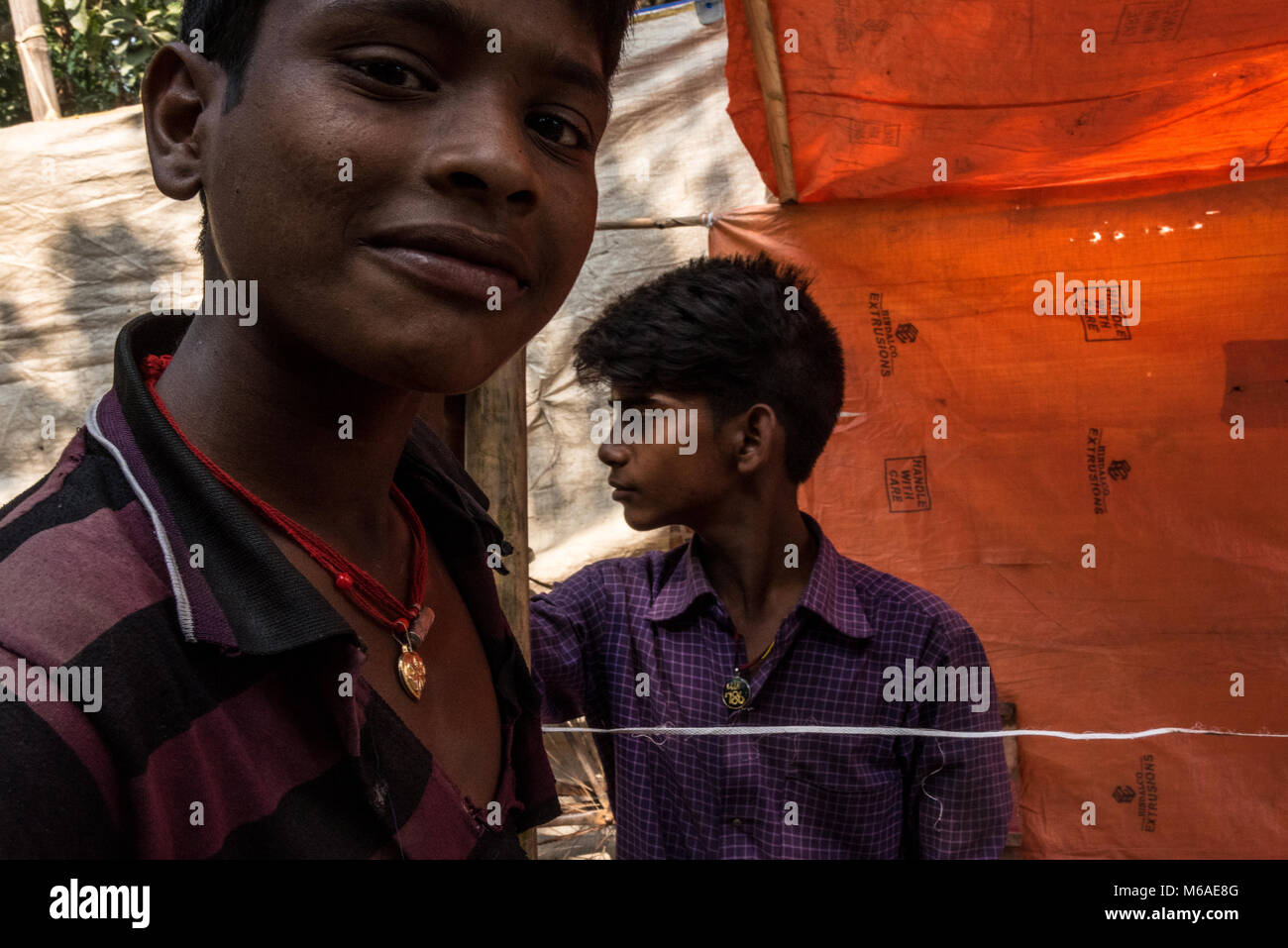 Ein Porträt von zwei Jungen in Sonpur, Indien. Stockfoto
