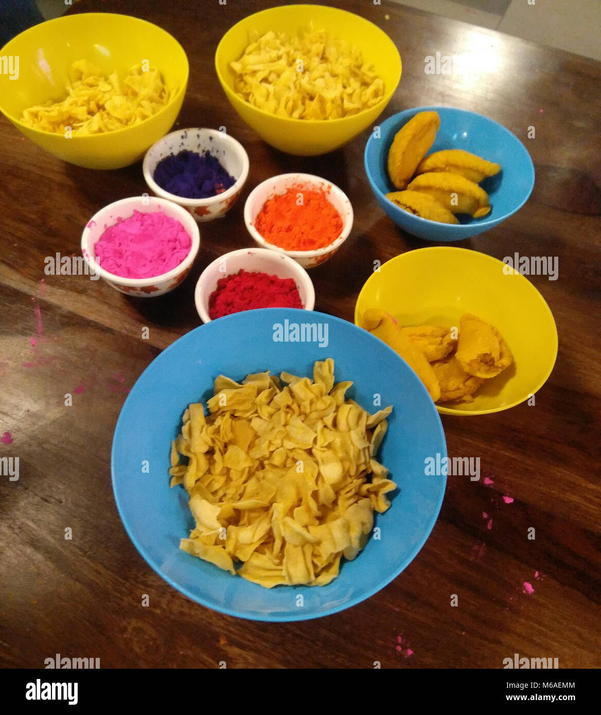 Farben von Holi, mit Snacks Stockfoto