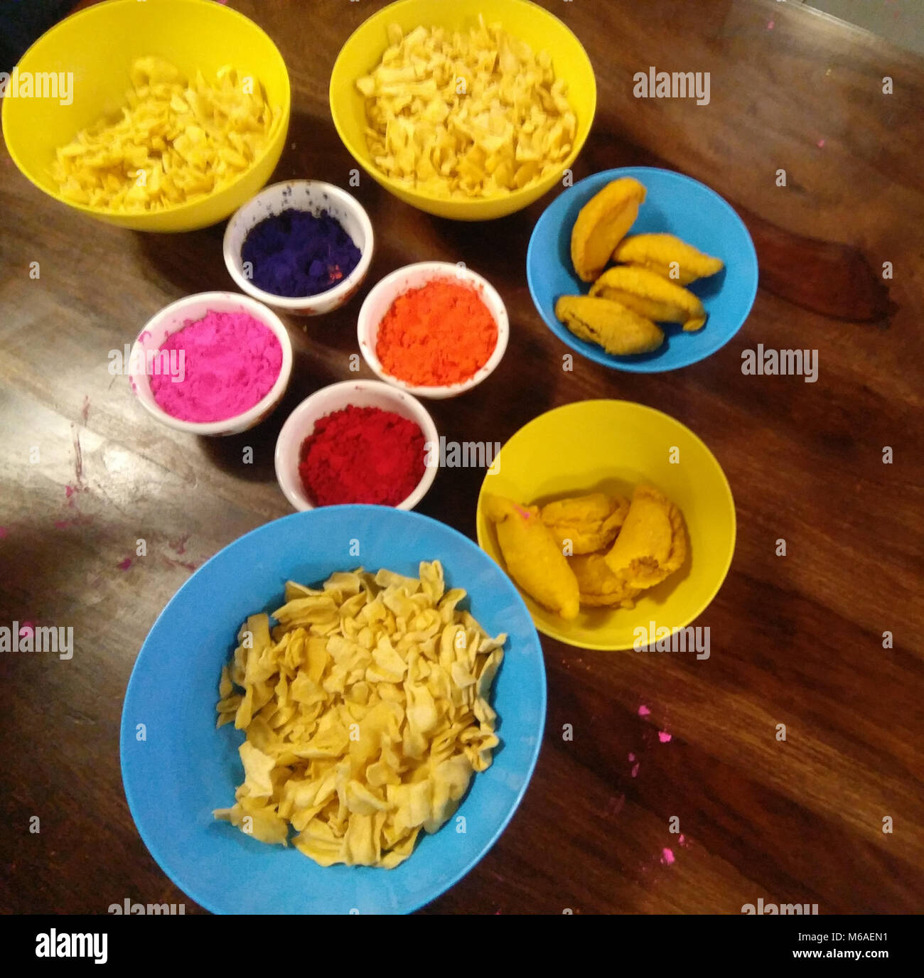 Farben von Holi, mit Snacks Stockfoto