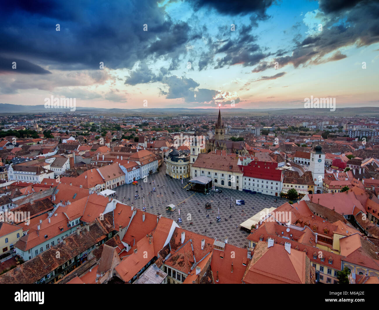 Luftaufnahme von Sibiu bei Sonnenuntergang in Siebenbürgen, Rumänien Stockfoto