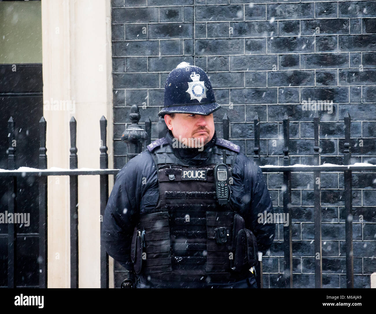 Ein Polizist Patrouillen im Schnee in Downing Street. Der Metropolitan Police Force für die Strafverfolgungsbehörden im Großraum London zuständig ist. Stockfoto