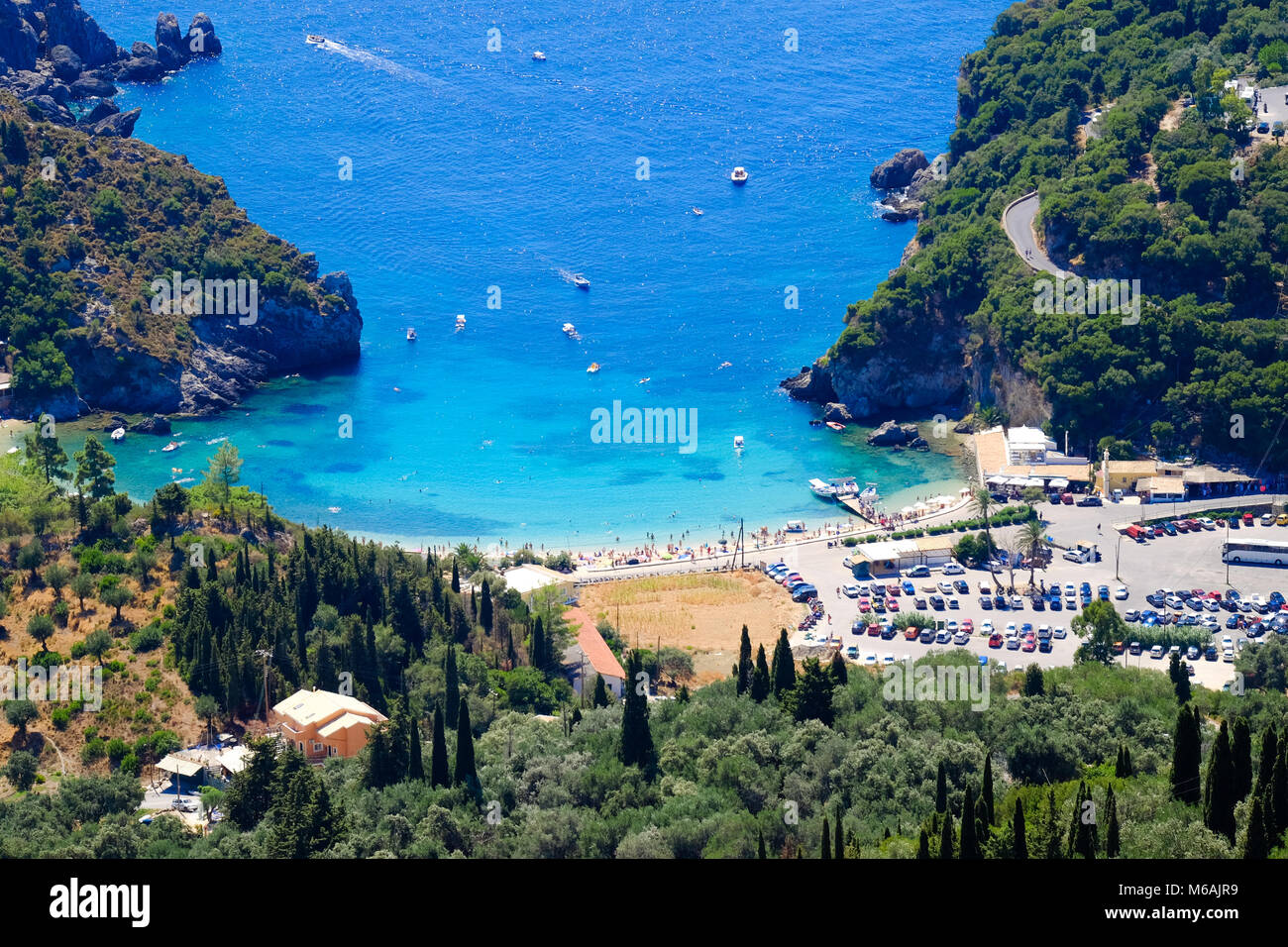 Paleokastritsa Strand und Blick auf die Bucht von oben. Wichtige Touristenattraktion auf der Insel Korfu Stockfoto