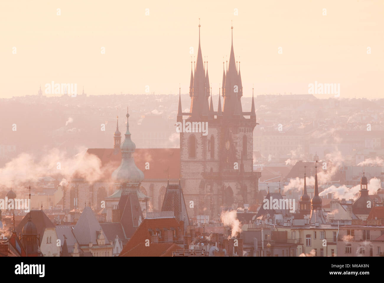 Tschechische Republik, Prag - Die Altstadt und die Teynkirche am Nebligen Morgen Stockfoto