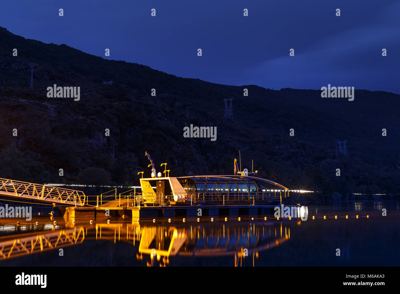 Nacht Sanabria Sees und Umwelt Kreuzfahrt durch alternative Energie angetrieben wird. Zamora, Spanien. Stockfoto