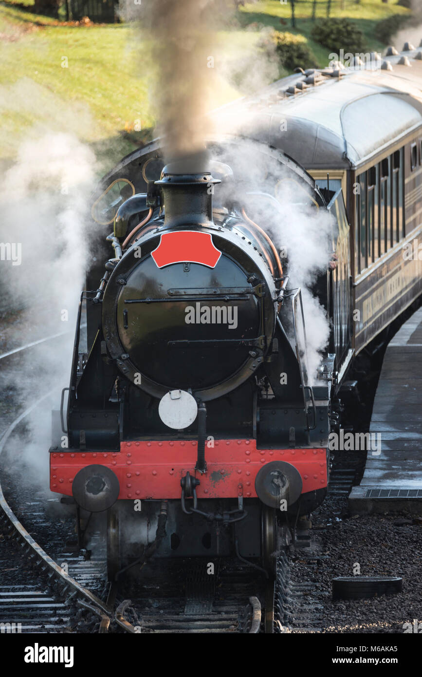 Alte vintage Steam Railway Motor mit voller Dampf blasen Stockfoto