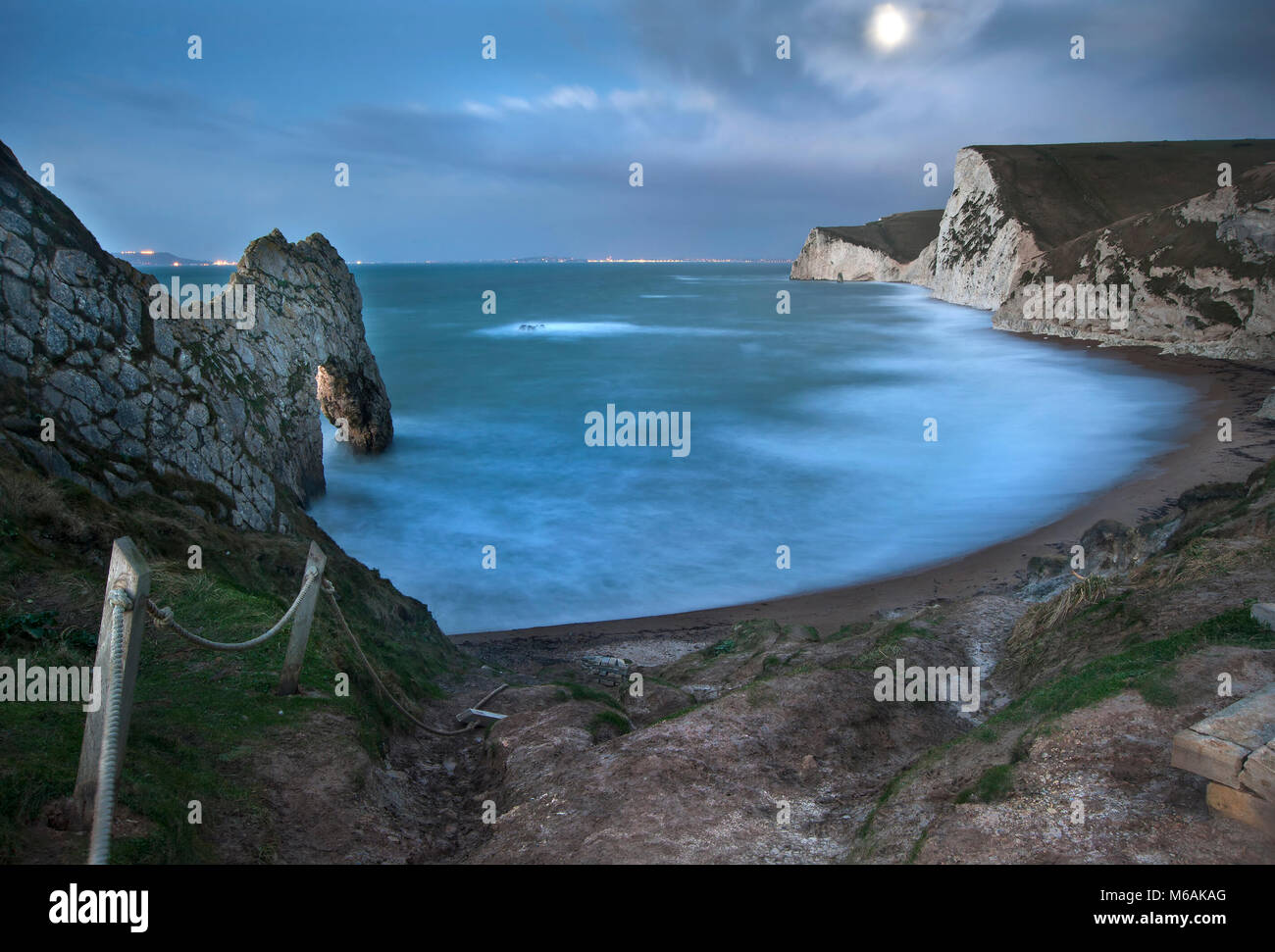 Landschaft Bild von Durdle Door auf der Jurassic Coast in pre-dawn Mondschein Stockfoto