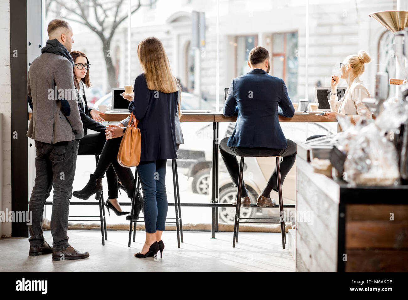 Geschäftsleute, die drinnen im Gespräch Stockfoto