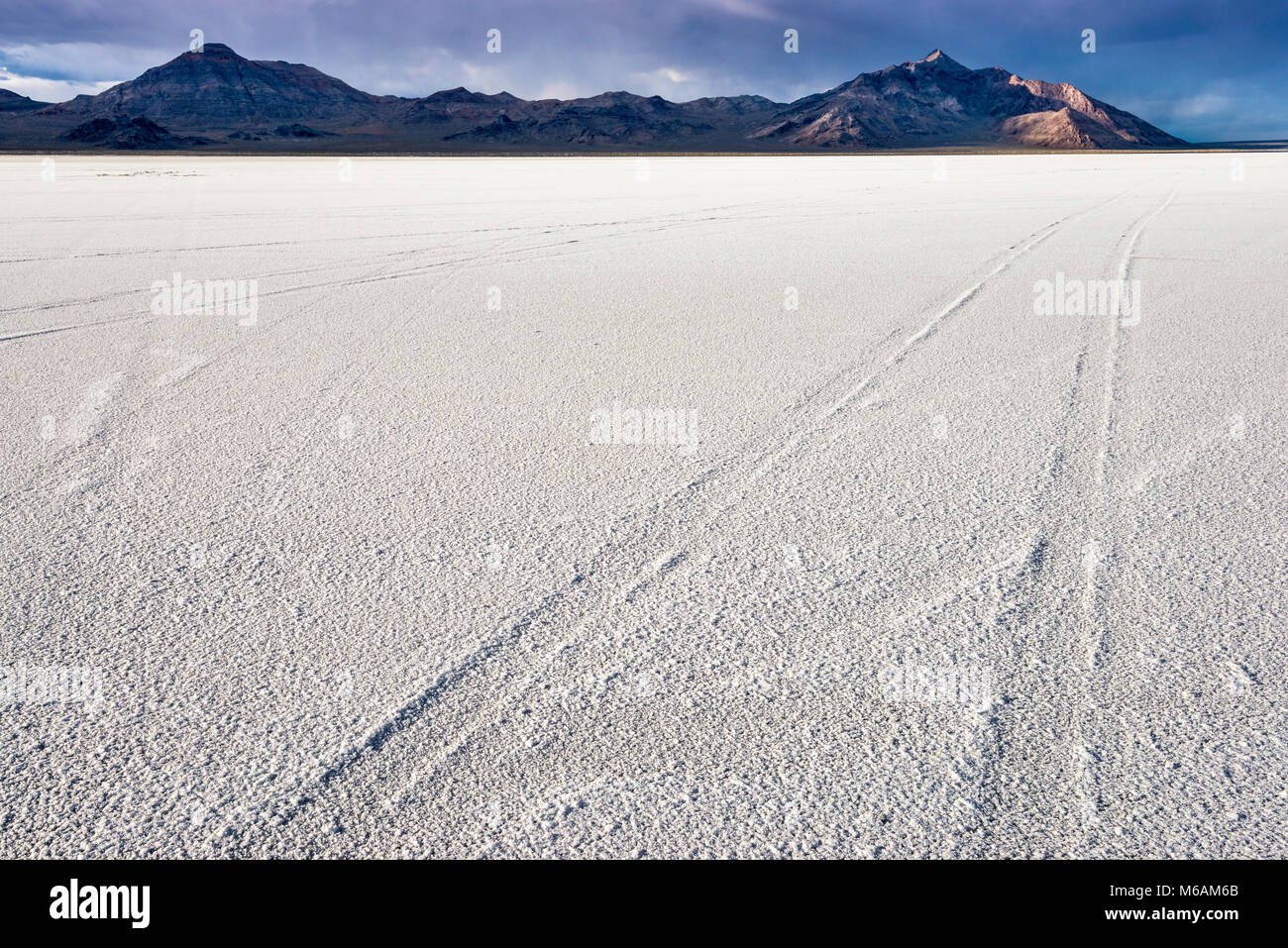 Auto Titel am Salzsee in Bonneville Salt Flats State Park, Sonnenuntergang, Silber Insel Berge in Dist, Great Salt Lake Desert, in der Nähe von Wendover, Utah, USA Stockfoto