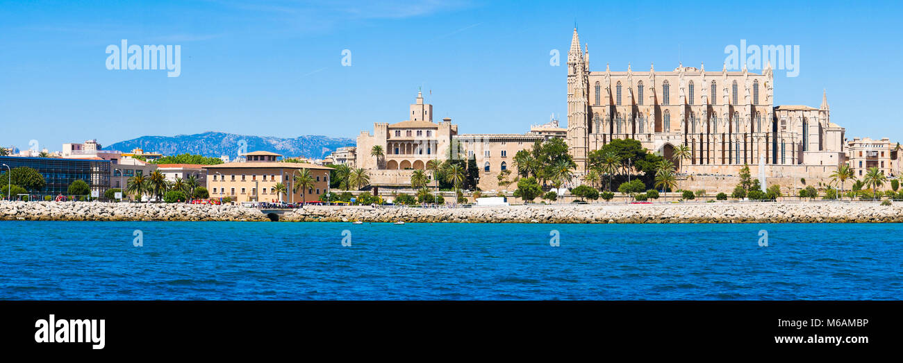 Palma de Mallorca, Spanien. La Seu - Die berühmten mittelalterlichen gotischen Kathedrale. Panorama vom Meer. Stockfoto