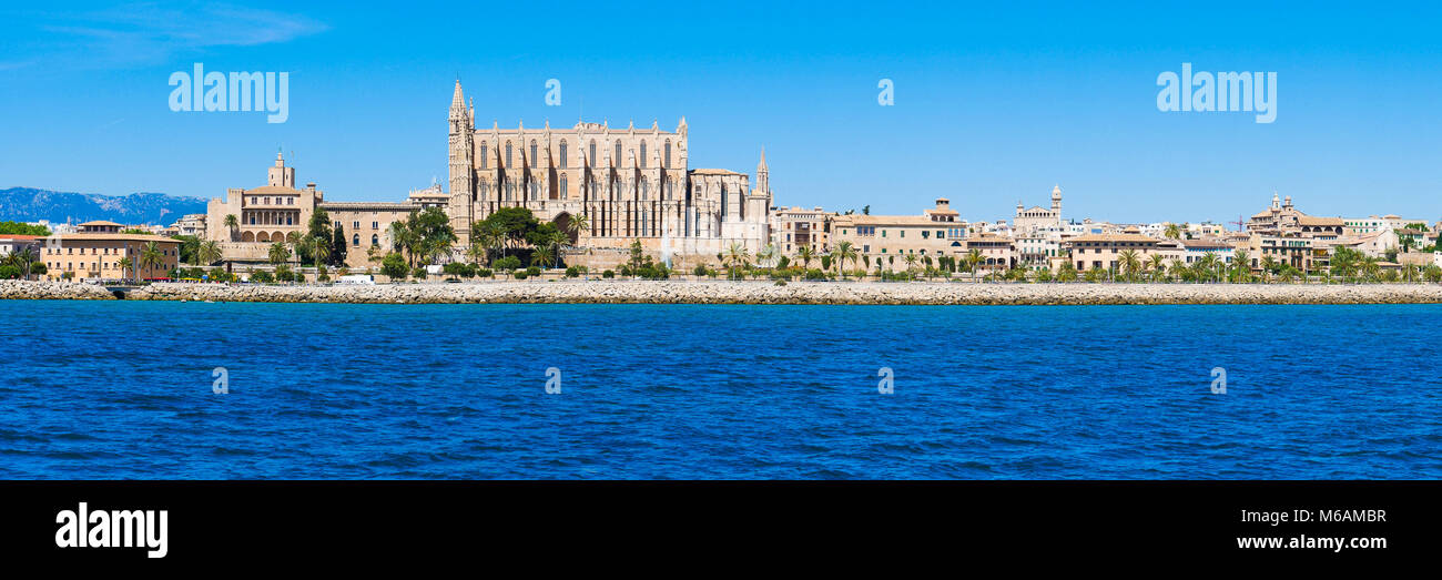 Palma de Mallorca, Spanien. La Seu - Die berühmten mittelalterlichen gotischen Kathedrale. Panorama vom Meer. Stockfoto