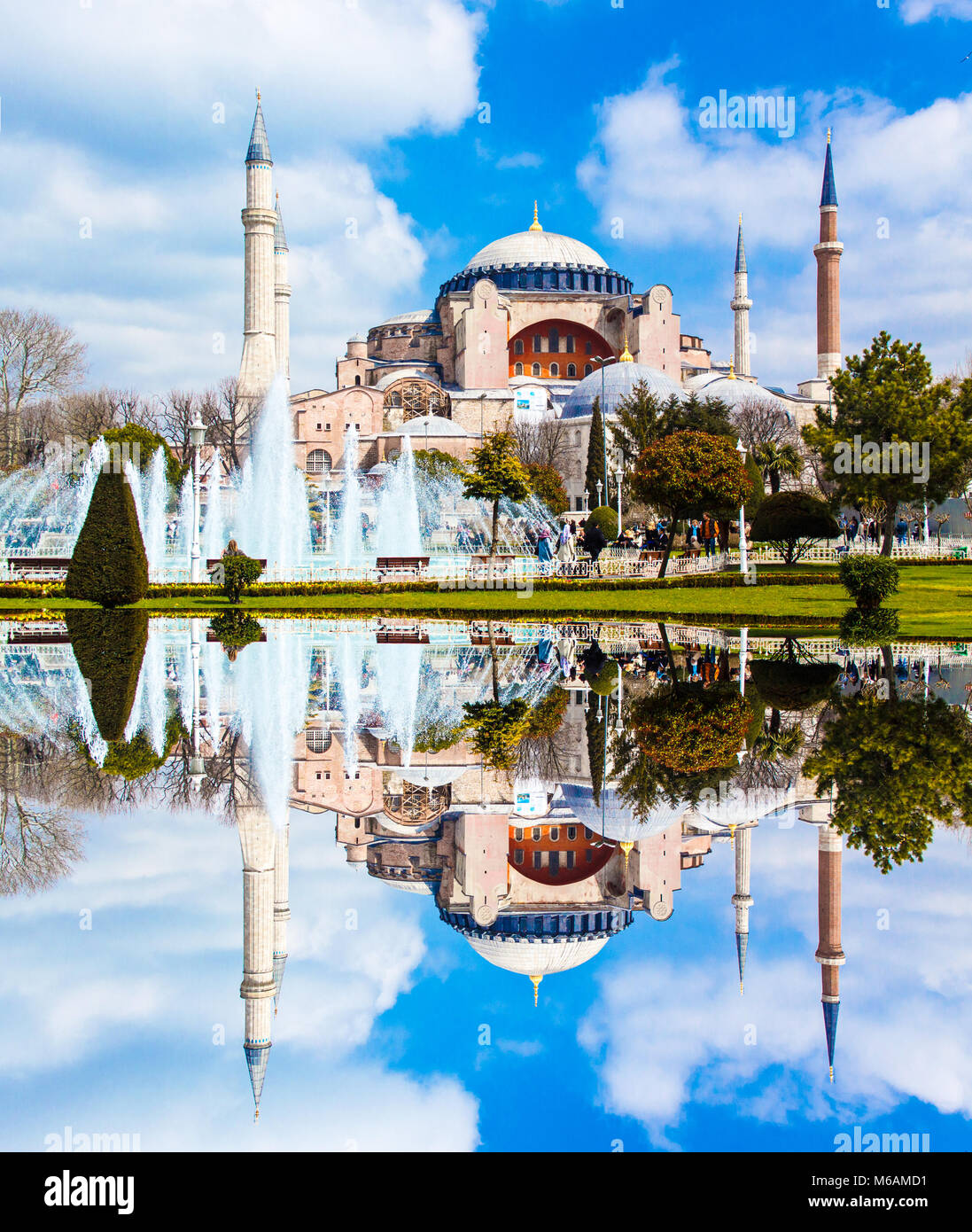Panoramablick auf die Hagia Sophia im Sommer - Istanbul Türkei. Künstlerische Interpretation, Spiegeleffekt. Stockfoto