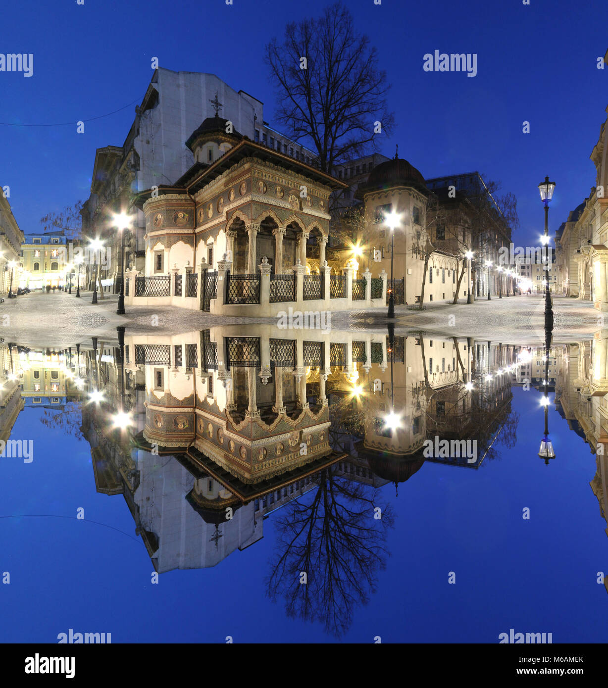 Bukarest Altstadt. Stavropoleos-kirche bei Nacht. Touristische Attraktion. Künstlerische Interpretation, gespiegeltes Bild. Stockfoto