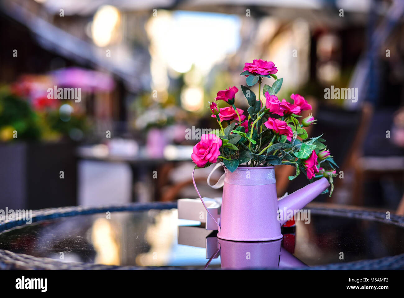 Tabelle Blumen im Restaurant, einer Terrasse in der Altstadt von Bukarest Stockfoto