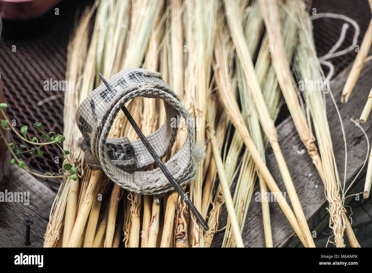 SIBIU, Rumänien, Mai 2015: Traditionelle Besen, die Werkzeuge in der sächsischen Dorf der Altana Stockfoto