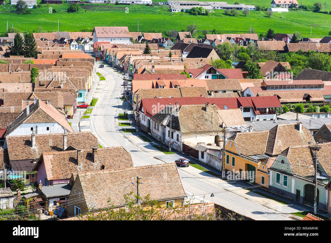 Traditionelle deutsche sächsischen Dorf in Siebenbürgen, Rumänien in der Nähe von Sibiu. Luftaufnahme. Stockfoto