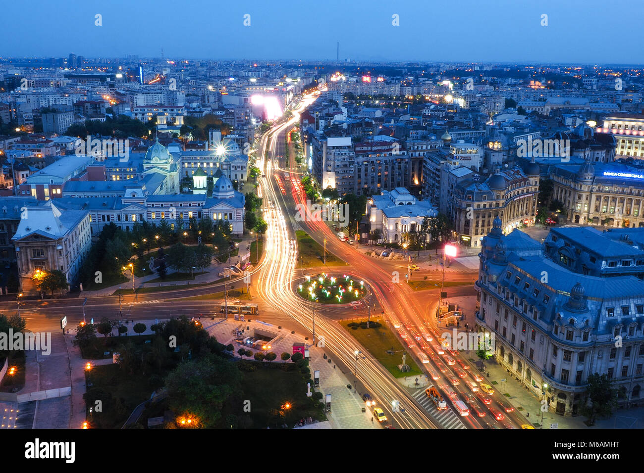 Bucharest City bei Nacht. Universitätsplatz, KM 0 der Hauptstadt von Rumänien Europa Stockfoto