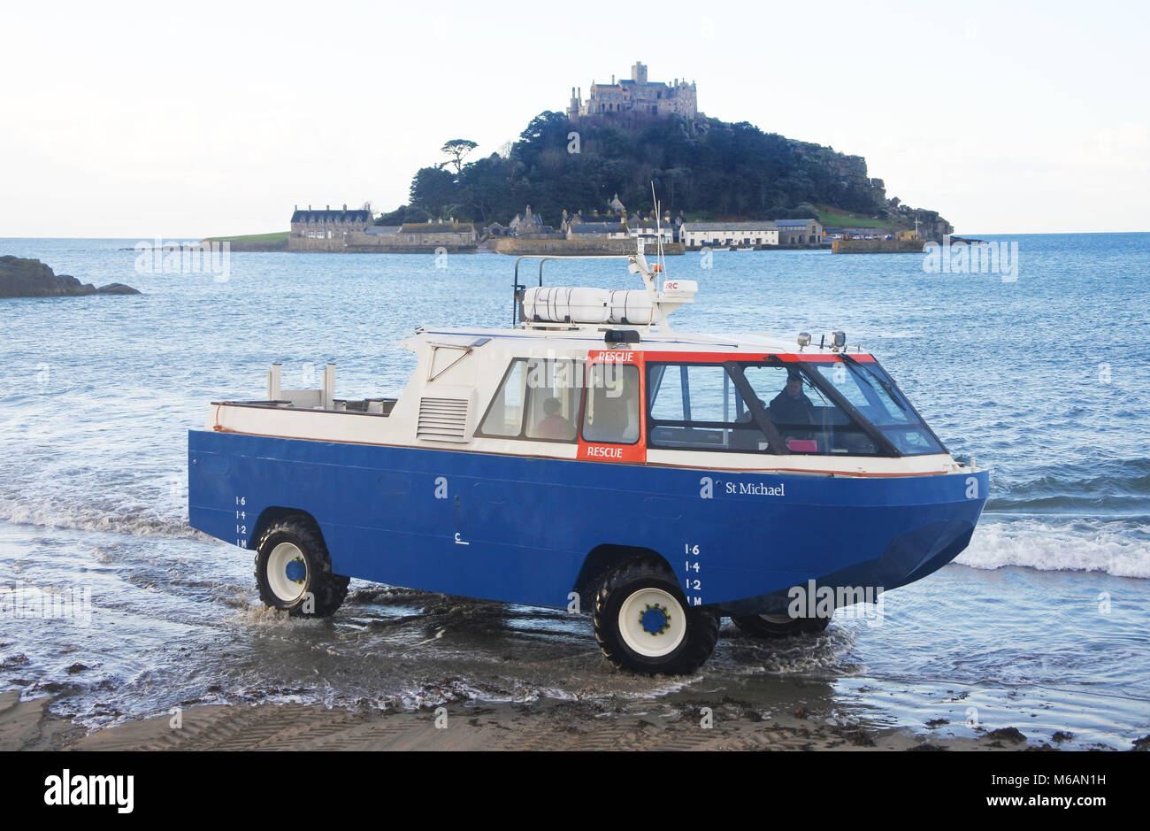 Die amphibischen Fähre am St. Michael's Mount, Cornwall, UK - Johannes Gollop Stockfoto