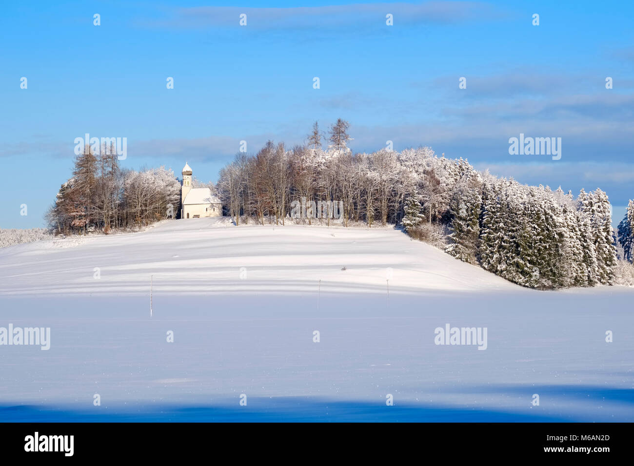 Kapelle St. Georg, Georgibichl Schimmelkapelle im Winter, in der Nähe von Ascholding, in der Nähe von Dietramszell, Oberbayern, Bayern, Deutschland Stockfoto