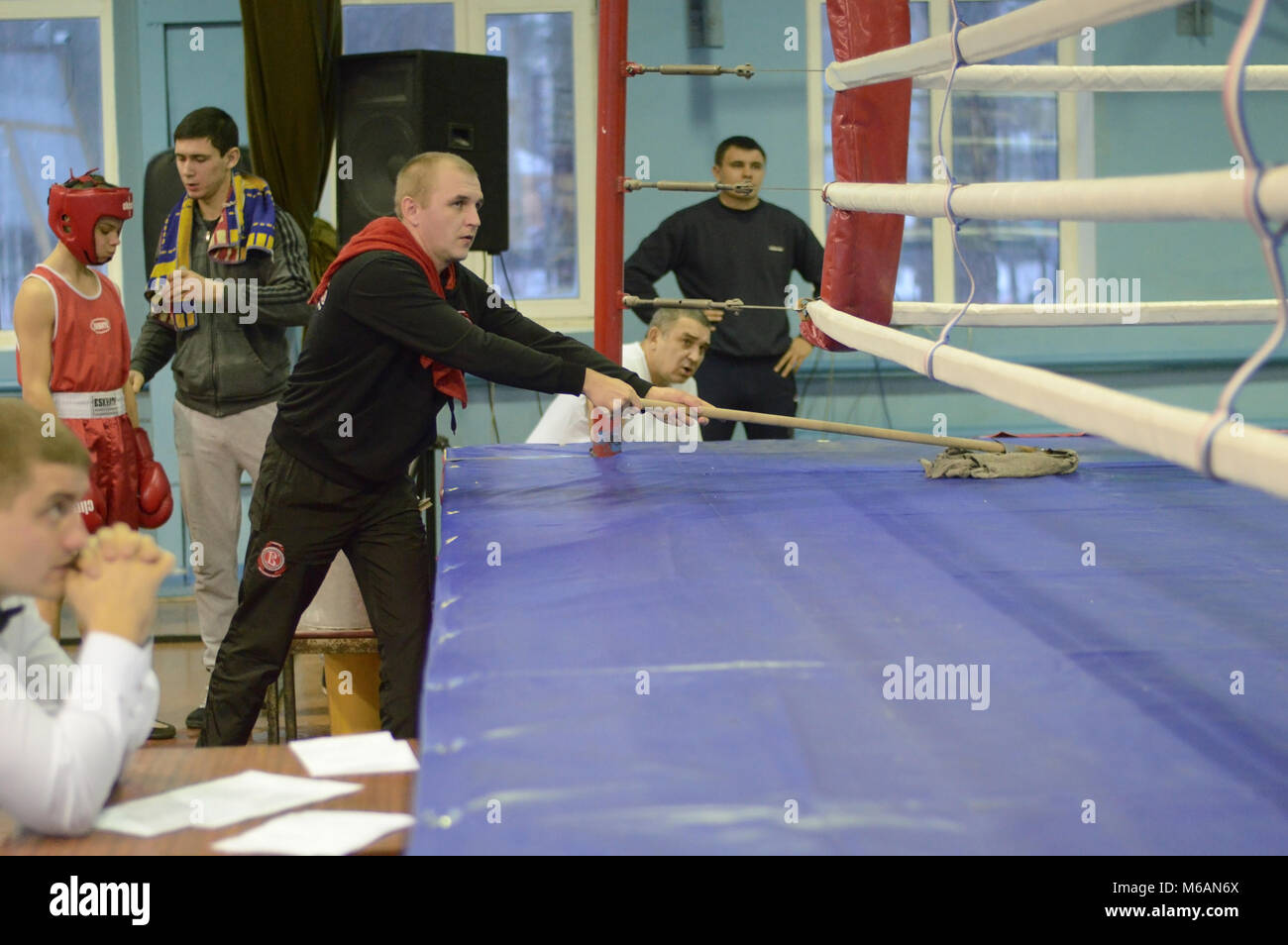 Kovrov, Russland. 22. Dezember 2016. Wettbewerbe Boxen in den Sports Club namens Degtyarev. Trainer wischt die Ecke der Ring während des Kampfes Stockfoto