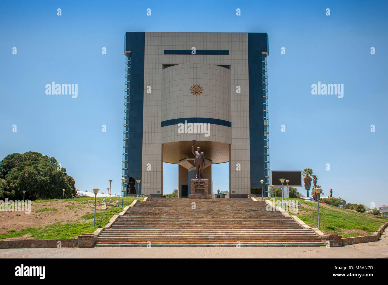 Unabhängigkeit Memorial Museum, mit der Statue von Dr. Sam Nujoma, Windhoek, Namibia Stockfoto