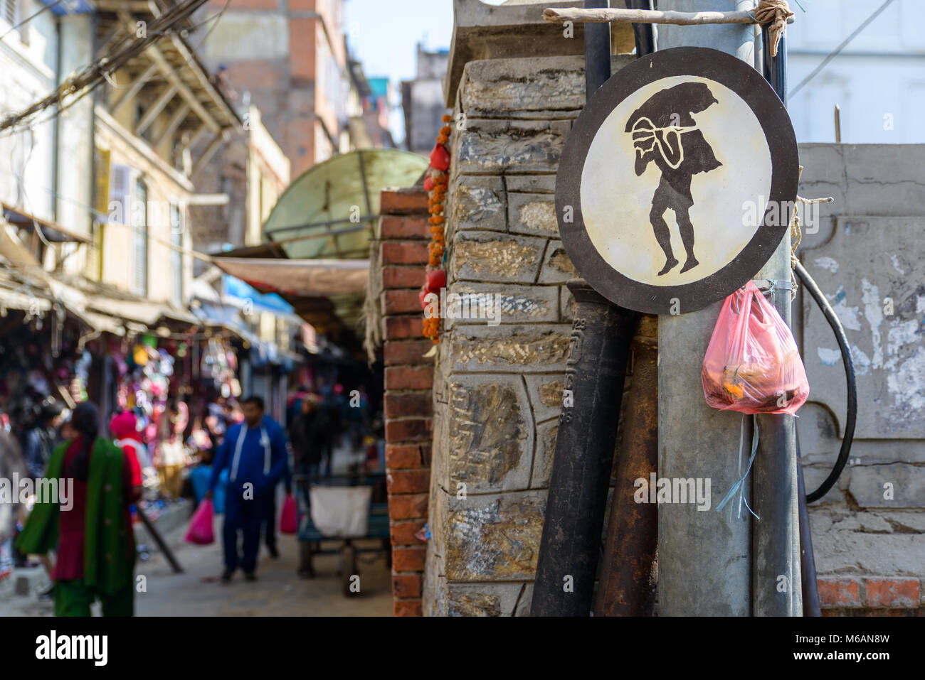 KATHMANDU, Nepal - ca. Januar 2017: Porter Zeichen in einer kleinen Straße im Bereich Basantapur. Stockfoto