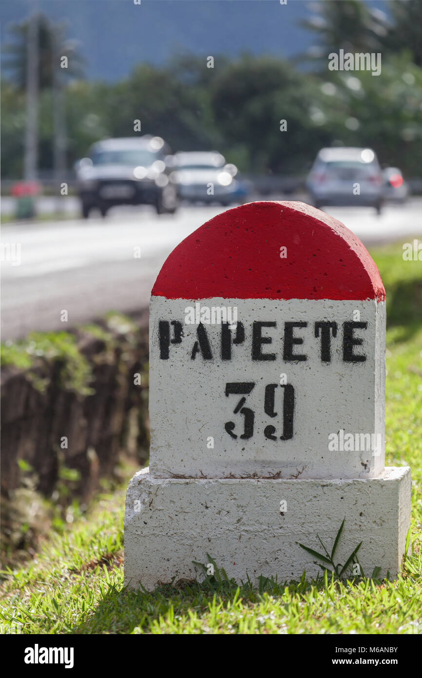 Kilometer Stein, Papeete 39, Straße, Autos, Tahiti, Französisch-Polynesien Stockfoto