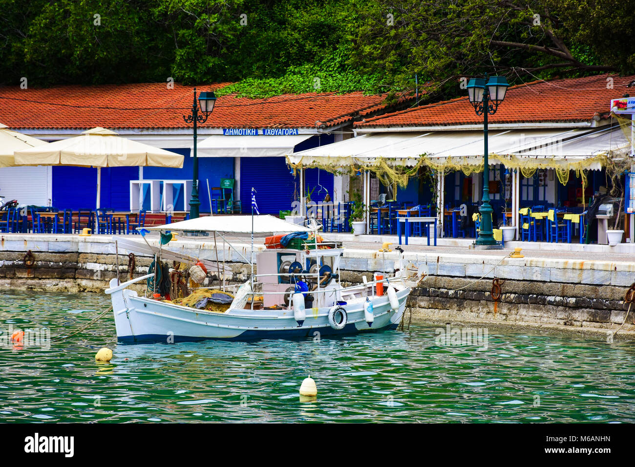 Griechische Taverne in Skiathos mit Blick über das blaue Meer Stockfoto